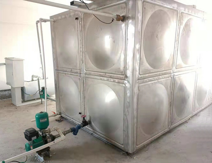 新疆阿拉尔工业园工人宿舍太阳能＋电锅炉7吨热水